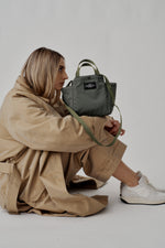 Carica l'immagine nel visualizzatore di Gallery, Borsa Small Side Pocket Tote Khaki Green Puffer - BAGSINPROGRESS