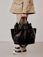 Carica l&#39;immagine nel visualizzatore di Gallery, Carry All Beach Bag Big Black Croco - BAGSINPROGRESS
