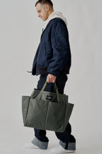 Carica l'immagine nel visualizzatore di Gallery, Carry All Beach Bag Khaki Green Puffer - BIP
