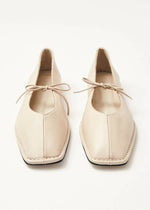 Carica l&#39;immagine nel visualizzatore di Gallery, Sway Cream Leather Ballet Flats - Alohas
