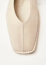 Carica l&#39;immagine nel visualizzatore di Gallery, Sway Cream Leather Ballet Flats - Alohas
