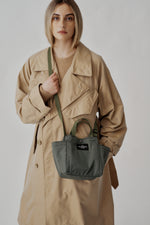 Carica l'immagine nel visualizzatore di Gallery, Borsa Small Side Pocket Tote Khaki Green Puffer - BAGSINPROGRESS
