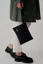 Carica l'immagine nel visualizzatore di Gallery, Borsa Zipper Pouch Black - BAGSINPROGRESS
