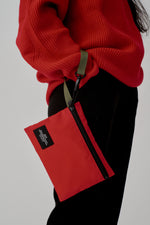 Carica l'immagine nel visualizzatore di Gallery, Borsa Zipper Pouch Red - BAGSINPROGRESS
