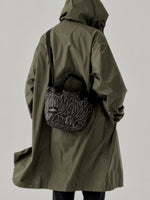 Carica l'immagine nel visualizzatore di Gallery, Borsa Zipper Duffle Small Zebra Puffer - BAGSINPROGRESS

