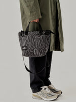 Carica l'immagine nel visualizzatore di Gallery, Borsa Zipper Duffle Small Zebra Puffer - BAGSINPROGRESS
